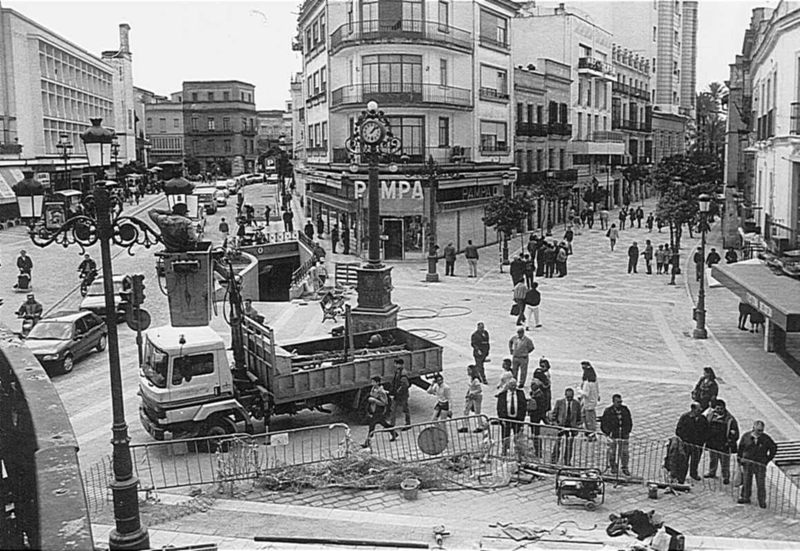 La calle Larga ya sin vehículos Diez fotos que no volverán a repetirse en Jerez.