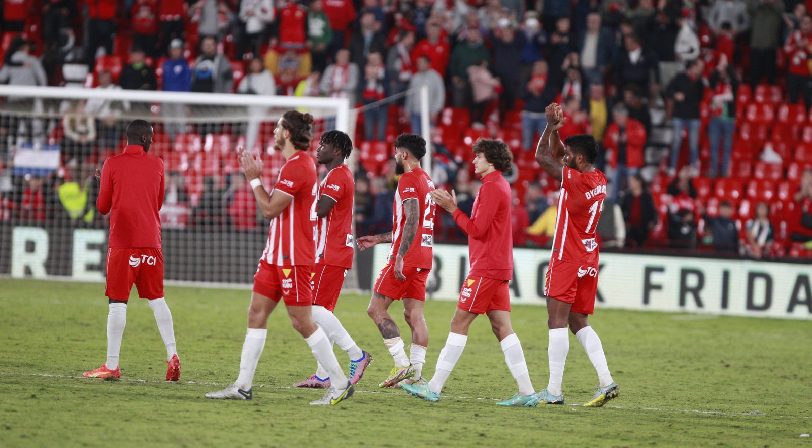 Los rojiblancos celebran el triunfo ante el Getafe con su afición