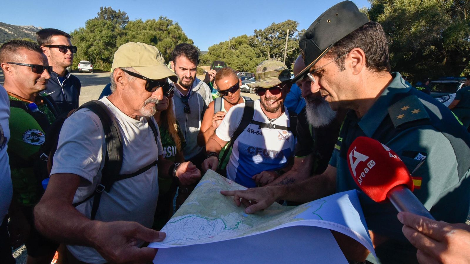 Un miembro de la Guardia Civil muestra cartografía a participantes en las batidas de búsqueda, en agosto de 2022. Un miembro de la Guardia Civil muestra cartografía a participantes en las batidas de búsqueda, en agosto de 2022.