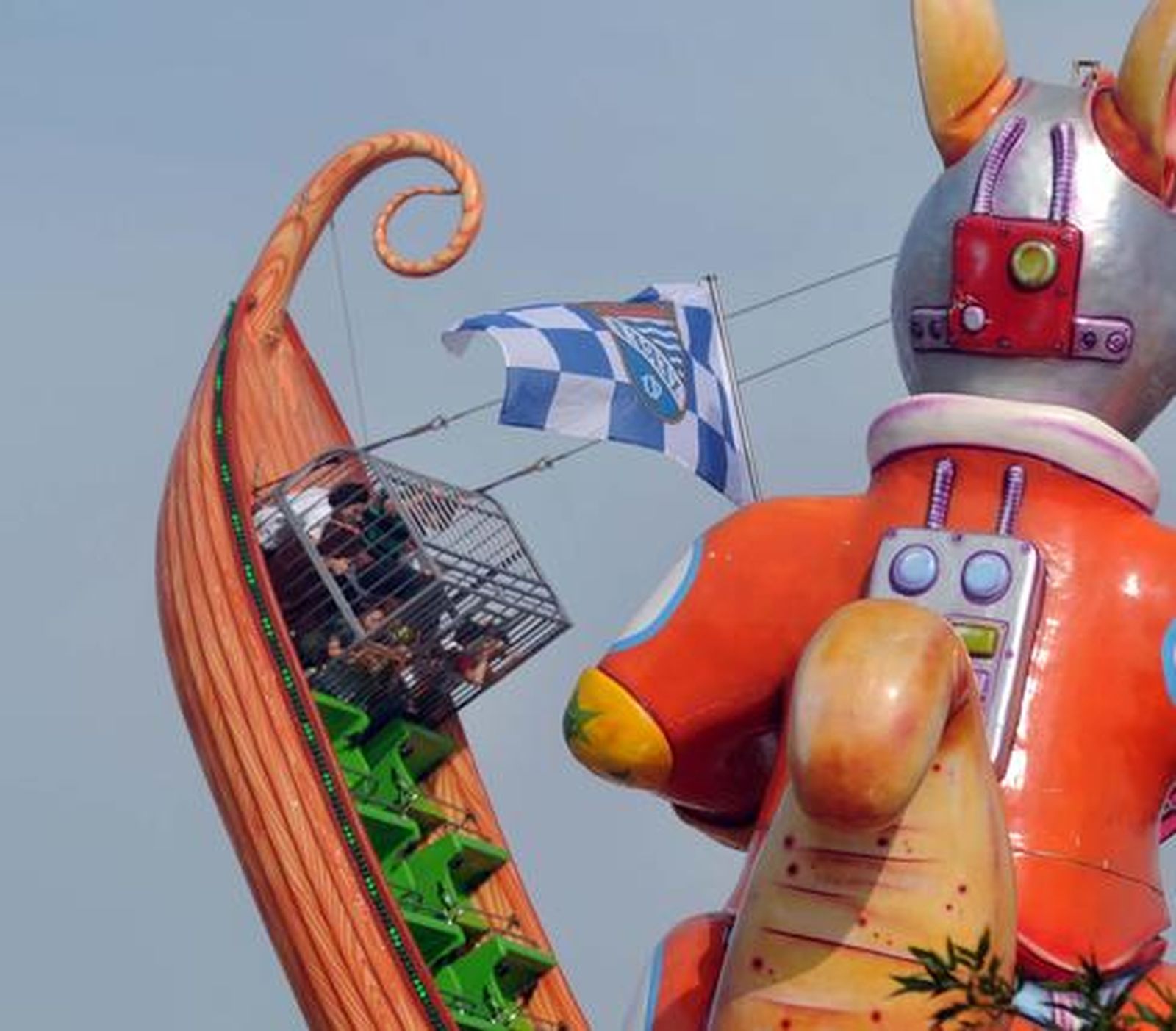 El barco vikingo se balancea al límite, todo un clásico de los ‘cacharritos’ de la Feria del Caballo y de muchas otras.

Foto: Manuel Aranda