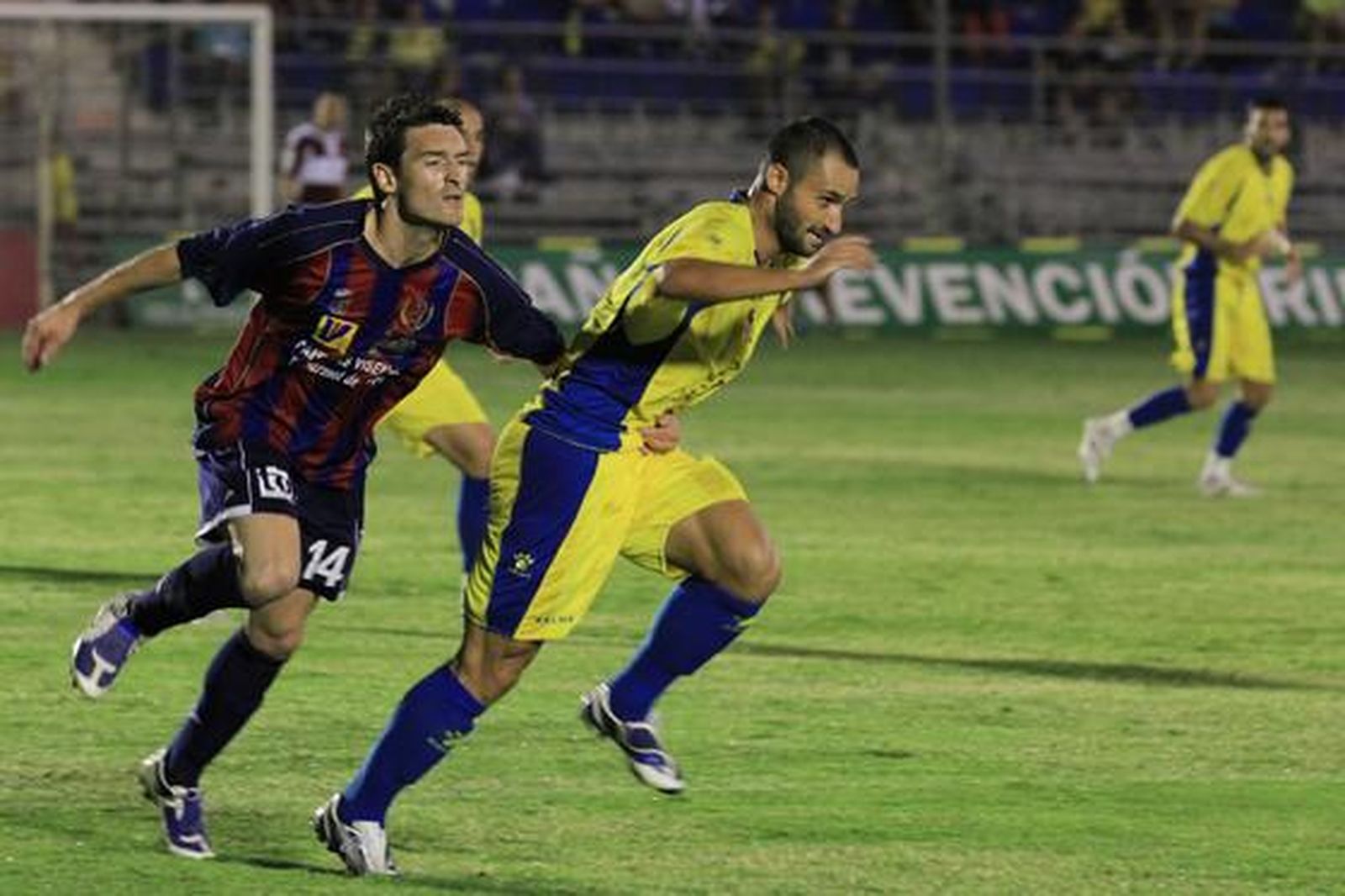 Cifu intenta marcharse de su par, que le agarra por la cintura. 

Foto: Joaquin Pino