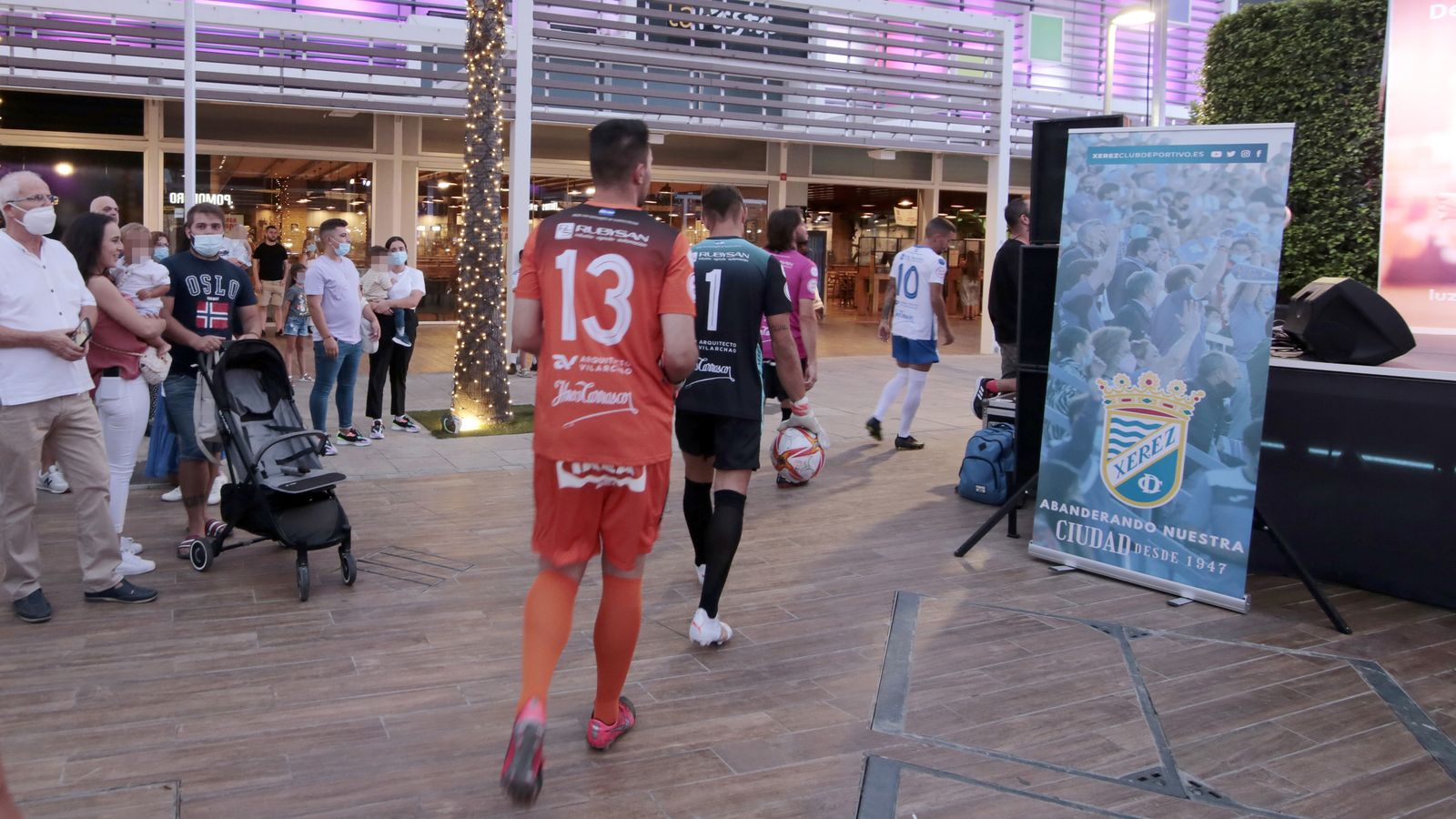 Imágenes de la presentación de las nuevas camisetas del Xerez CD en Luz Shopping