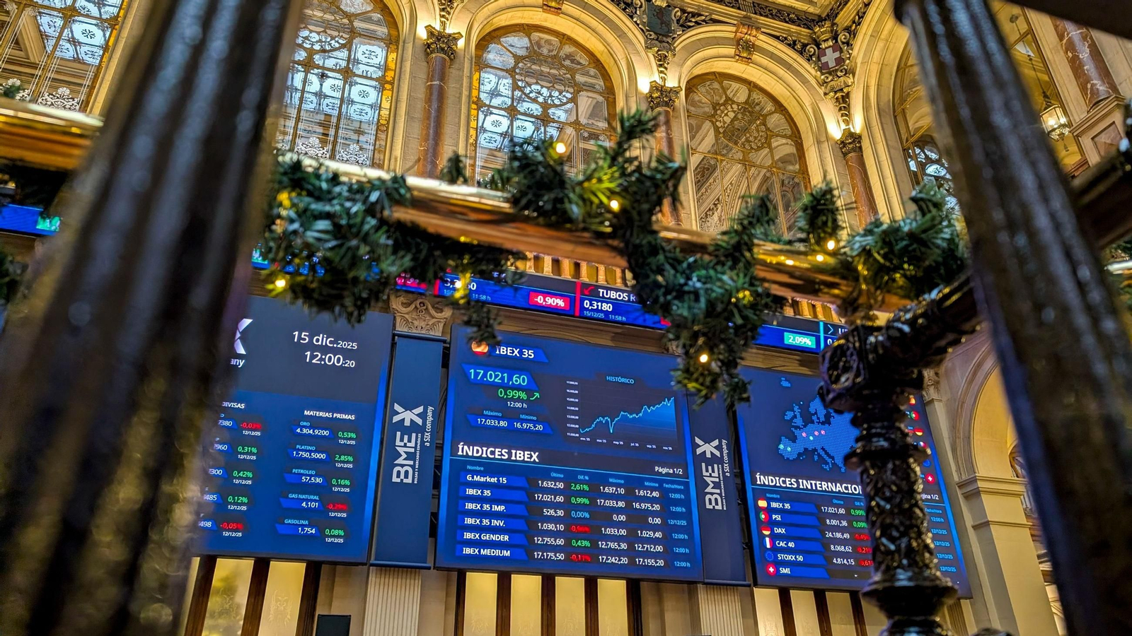 Imagen del palacio de la Bolsa de Madrid este lunes con el Íbex por encima de los 17.000 puntos.