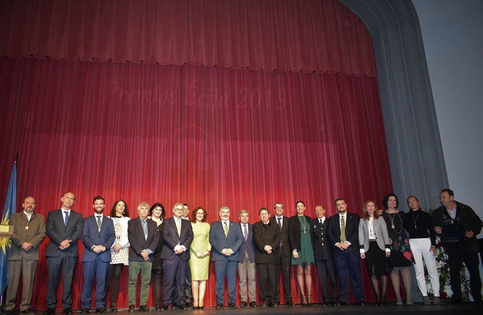 Foto de los homenajeados ayer en el Teatro Municipal de Écija.