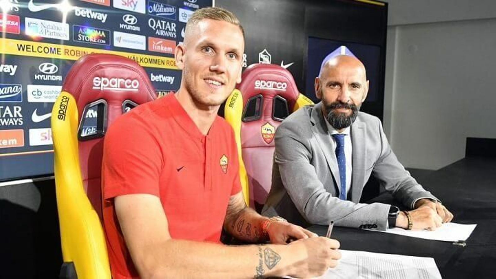 Olsen, cuando firmó su contrato con la Roma junto a Monchi.