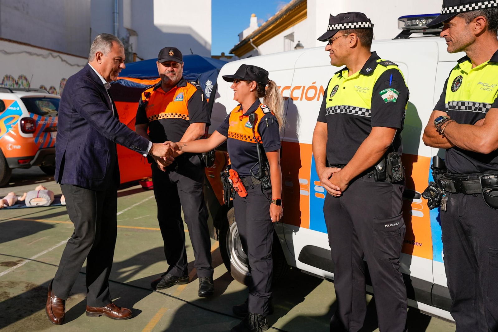 Agentes de la Policía Local y de Protección Civil saludan al alcalde de Sevilla, José Luis Sanz.