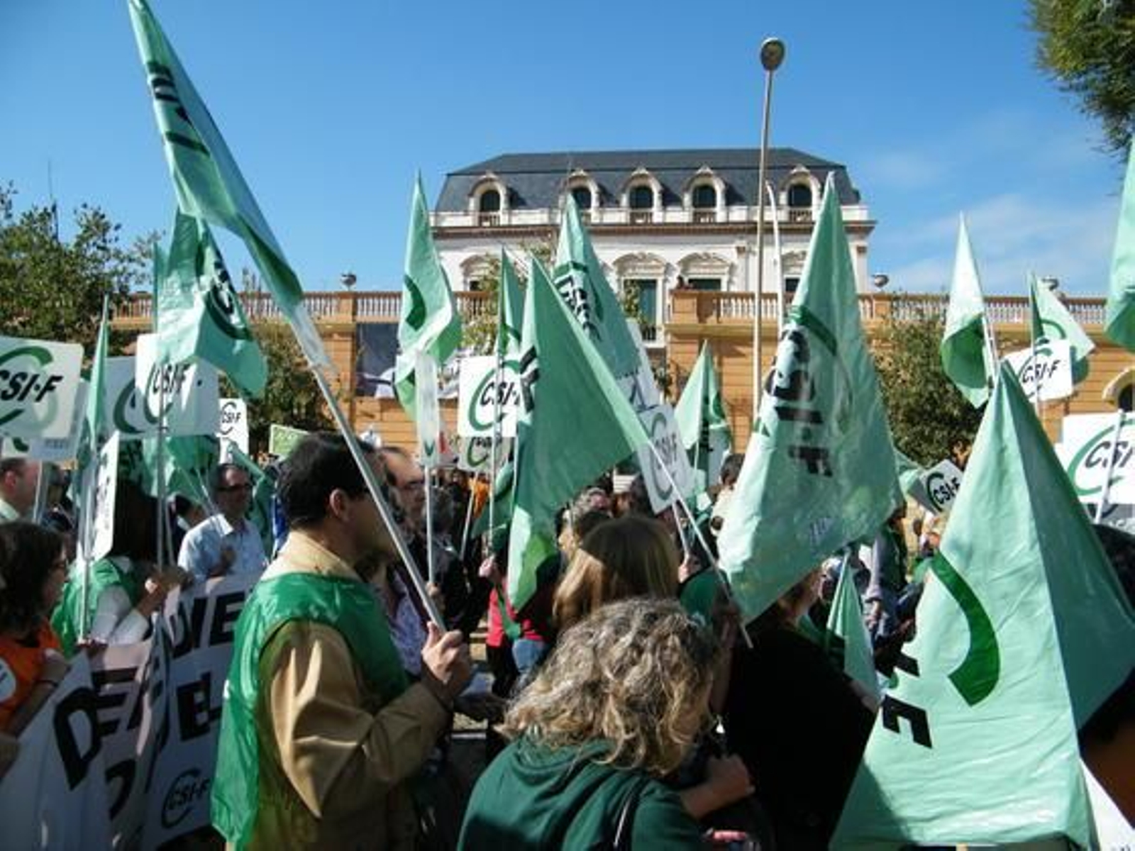 Miles de funcionarios se manifestaron desde la Alameda de Hércules hasta el Parlamento andaluz contra el decreto de la Junta bajo el lema 'Defiendo mi derecho y la gestión pública'.