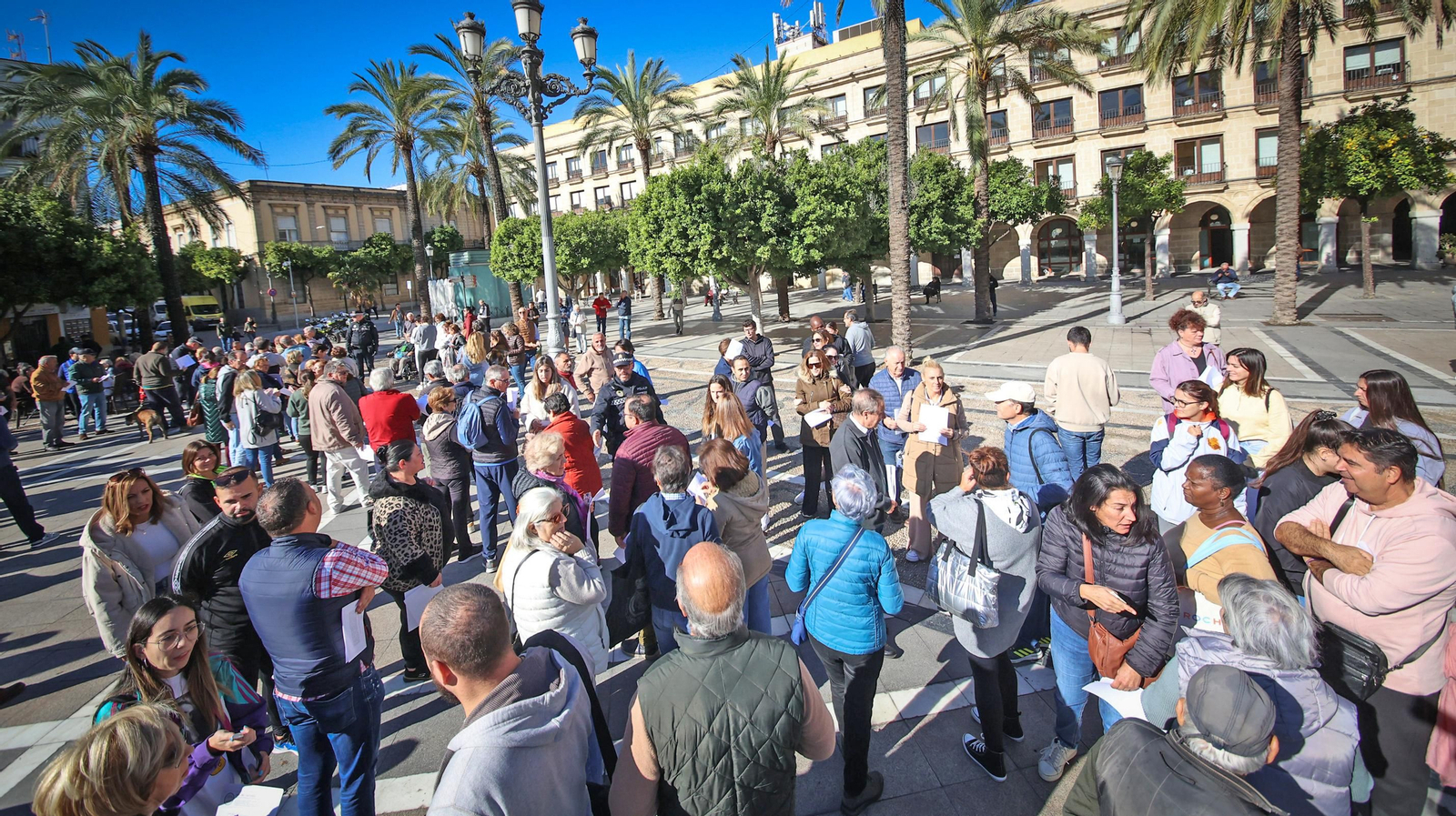 Colas en el  reparto de los bonos descuento para bares en Jerez