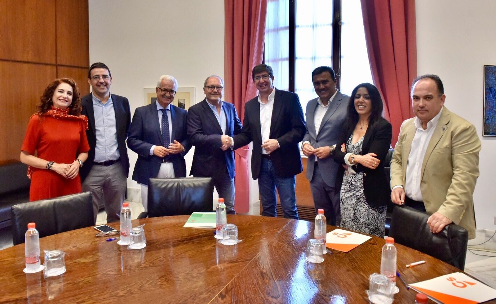 Instantánea tras la firma del acuerdo entre PSOE y C's en el Parlamento