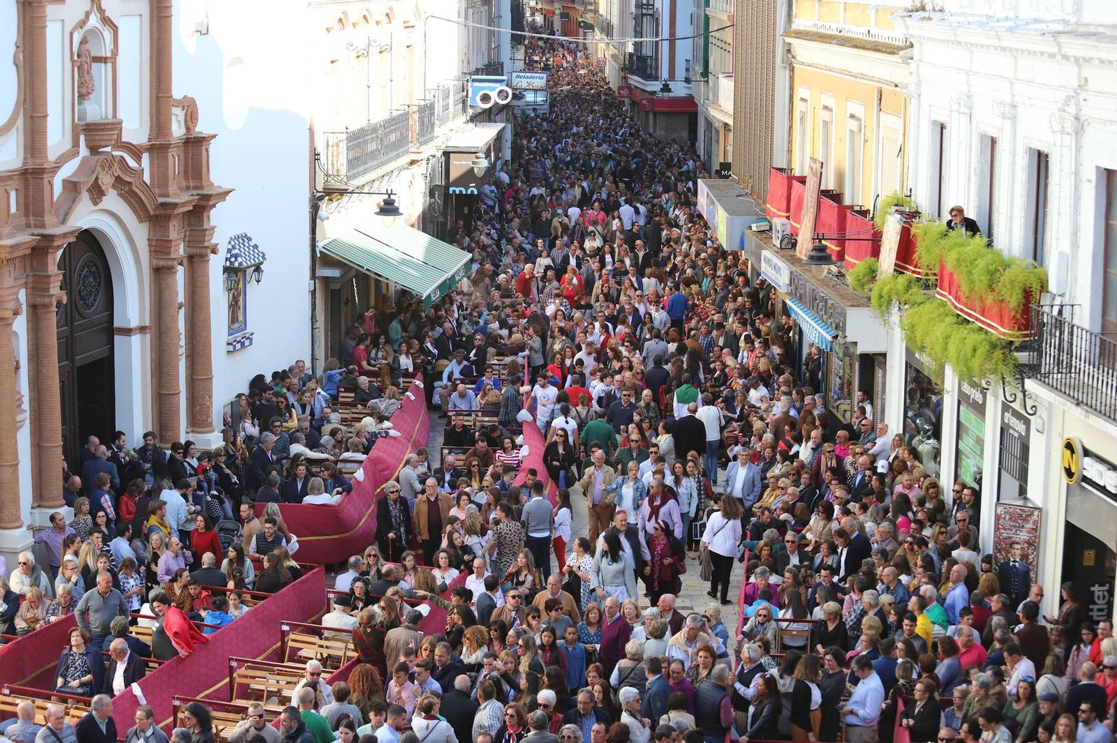 Ambiente  para recibir a la Legión en las calles de Huelva