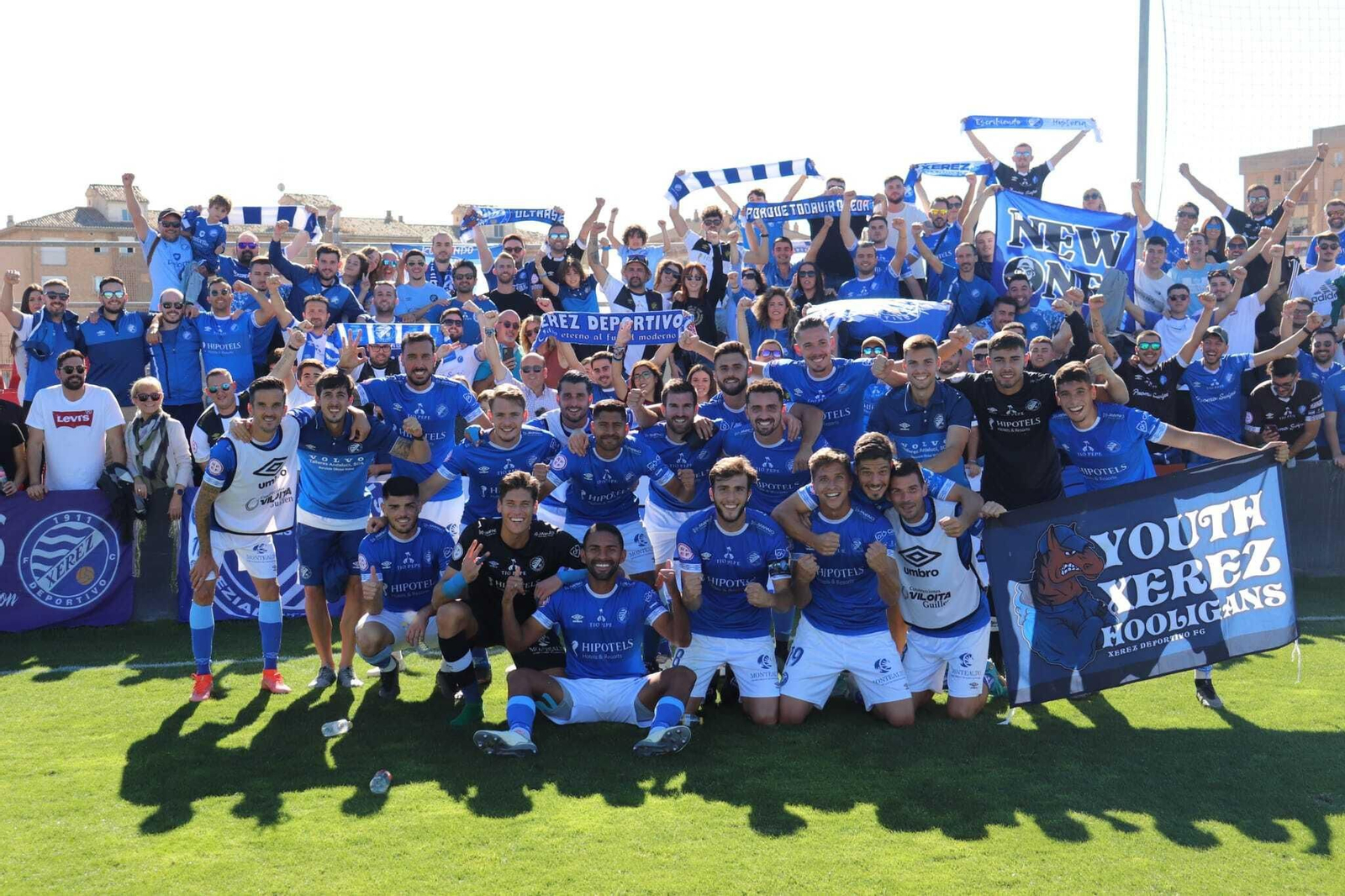 Los azulinos celebran con la afición el triunfo en Granada al final del partido.