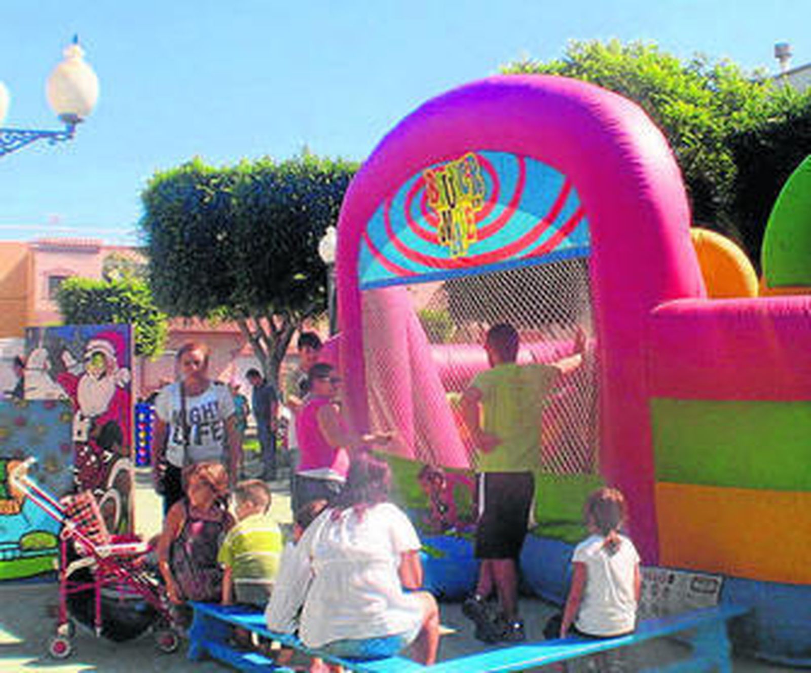 El castillo hinchable vuelve a ser la estrella de la mañana.