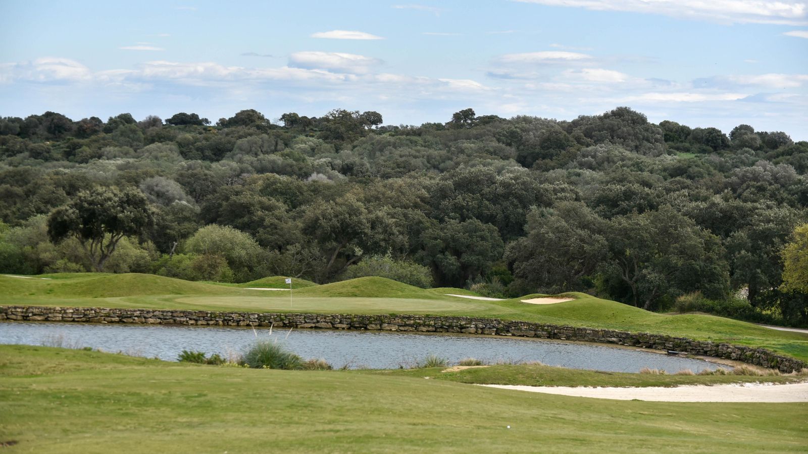 Una de las lagunas de The San Roque Club.