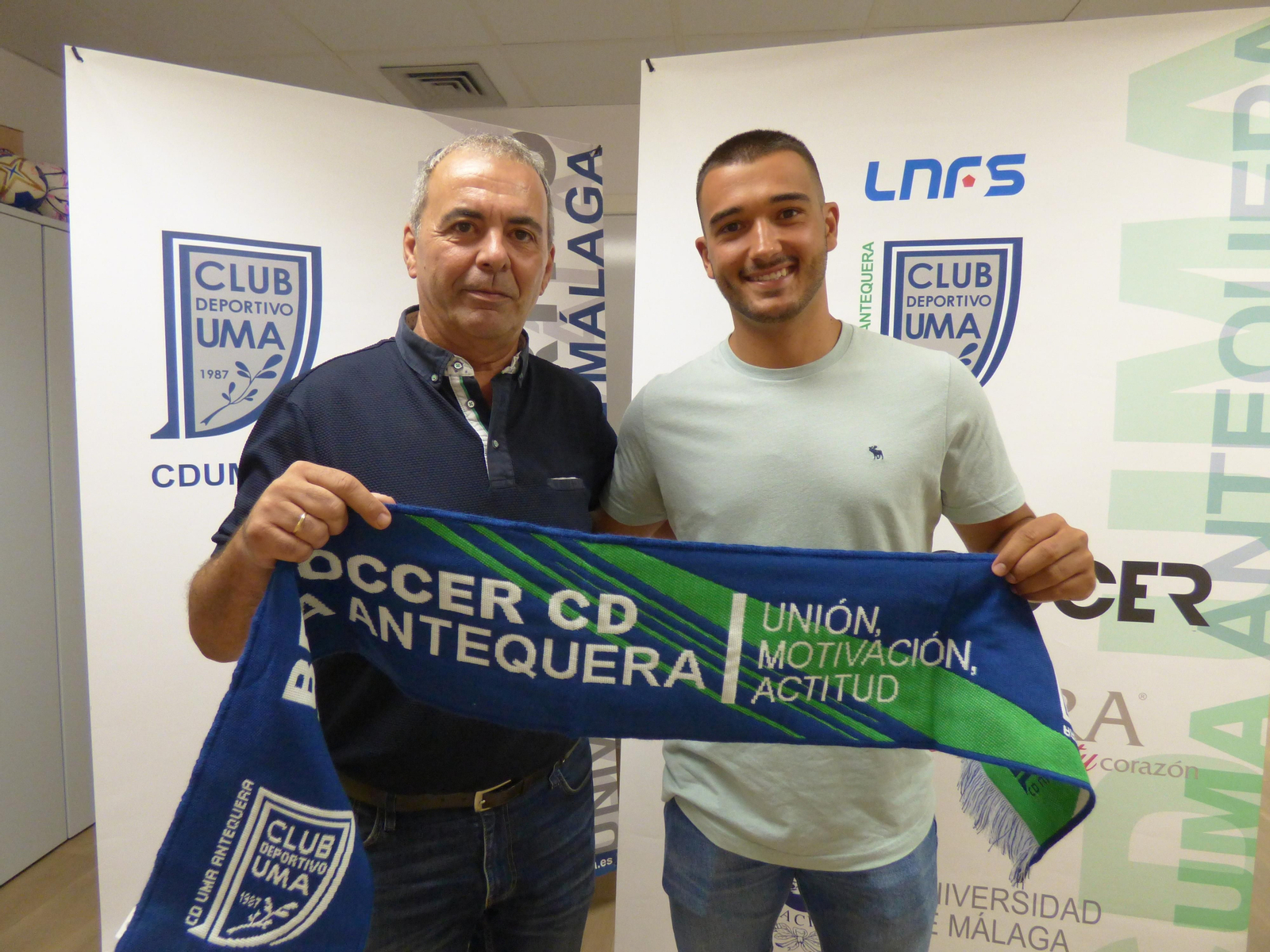 Chispi posa con la bufanda del UMA Antequera junto a Eloy Cano.