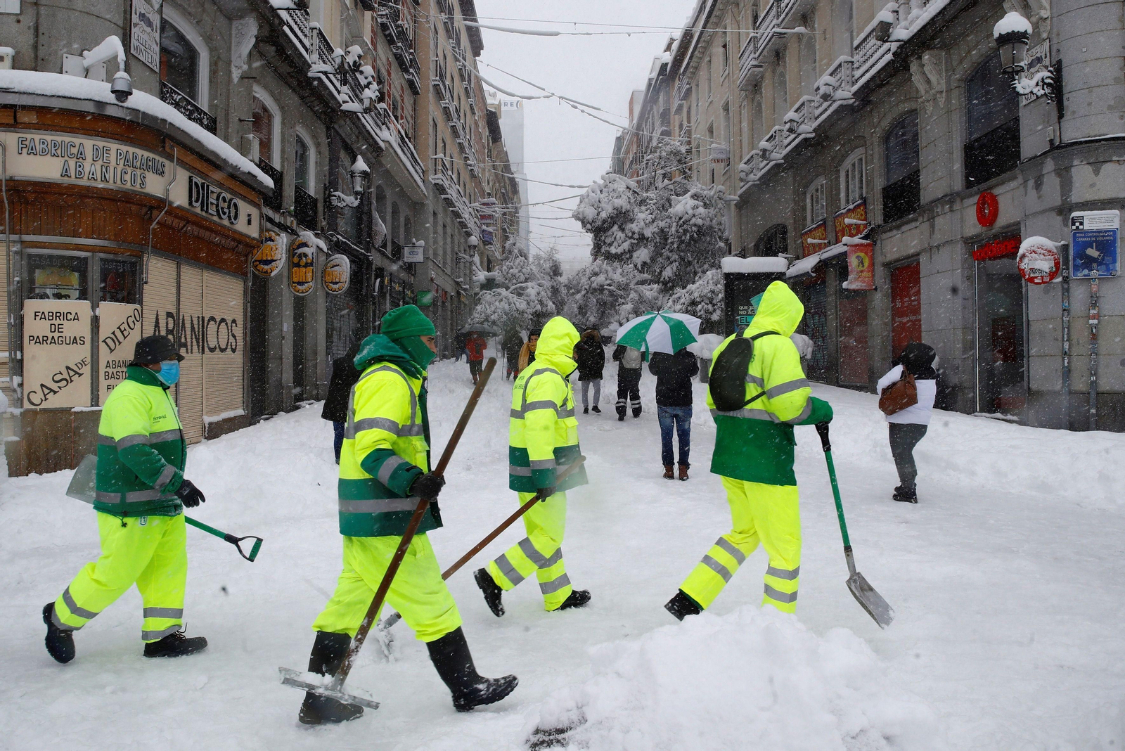 El segundo día del temporal 'Filomena' en imágenes: más nieve y caos