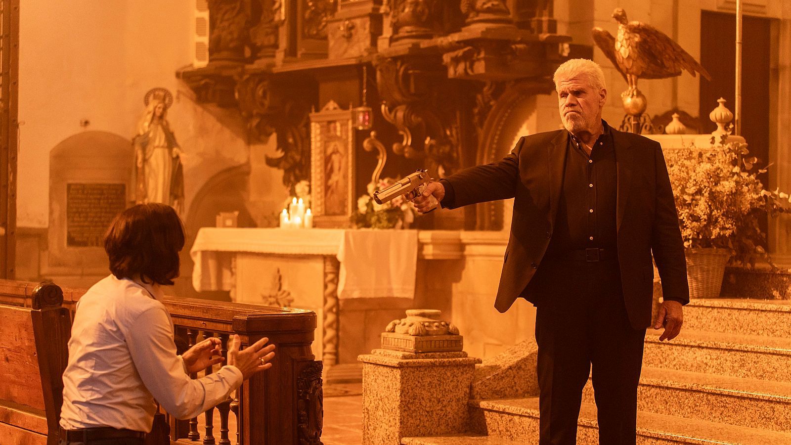 Ron Perlman y Diego Anido en una imagen del filme.