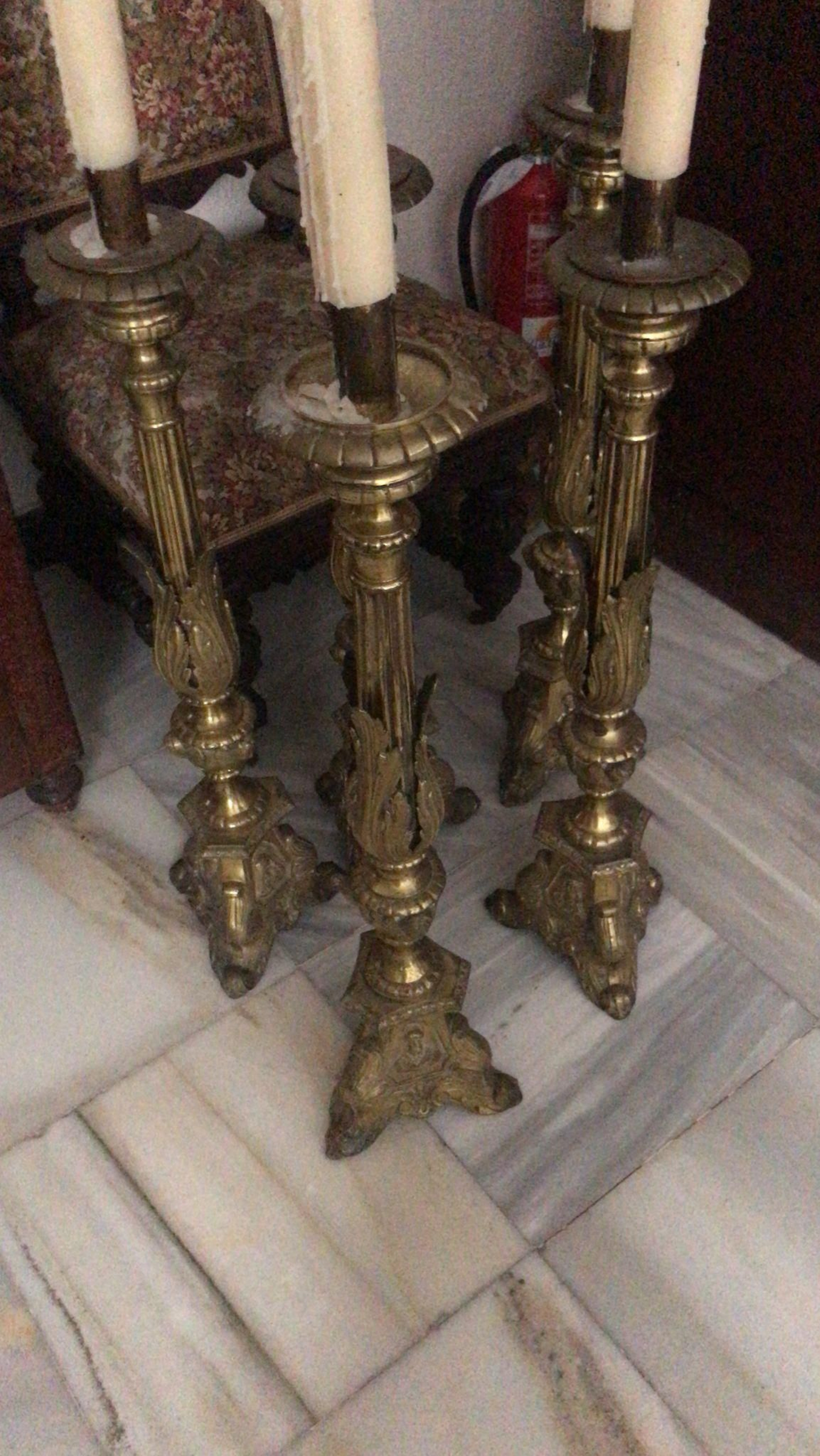 Candeleros de bronce (5) iguales que el que hace unos días robaron en Santo Tomás.