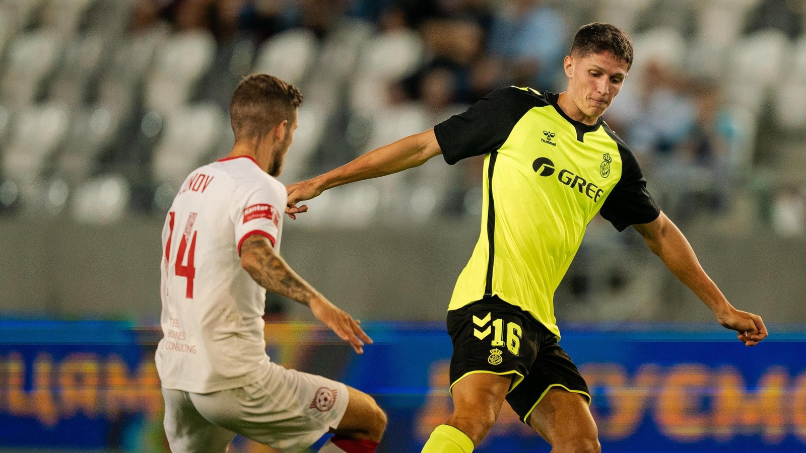 Sergi Altimira disputa un balón contra Lunev durante el Betis-Kryvbas de Conference League.