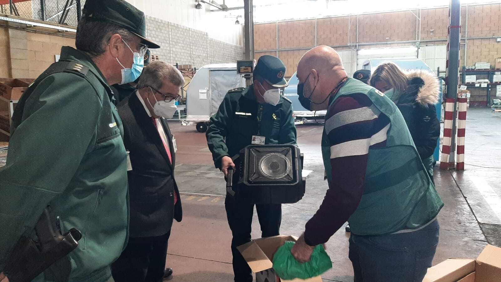 Guardias civiles enseñan al subdelegado del Gobierno el altavoz en el que encontraron tre kilos de hachís.