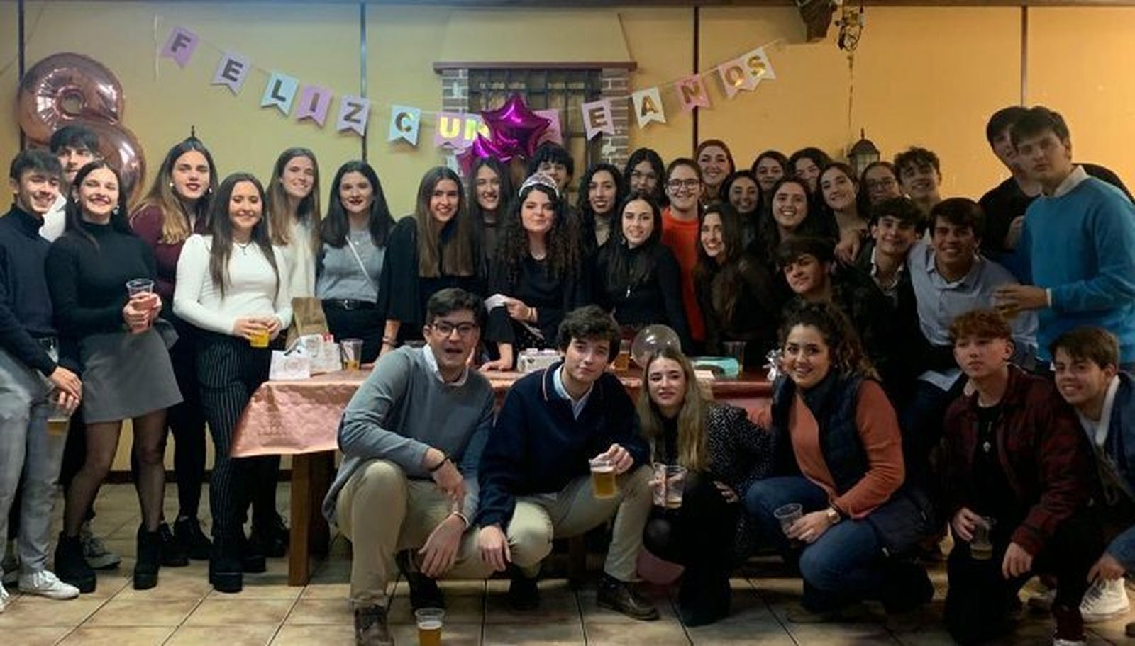 La anfitriona Ainhoa Reina, con el grupo de familiares y amigos, durante  la fiesta celebrada con motivo de su mayoría de edad.