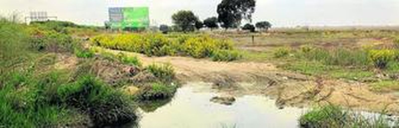 Parte del suelo de Las Aletas, con el cartel del inicio de las obras al fondo.