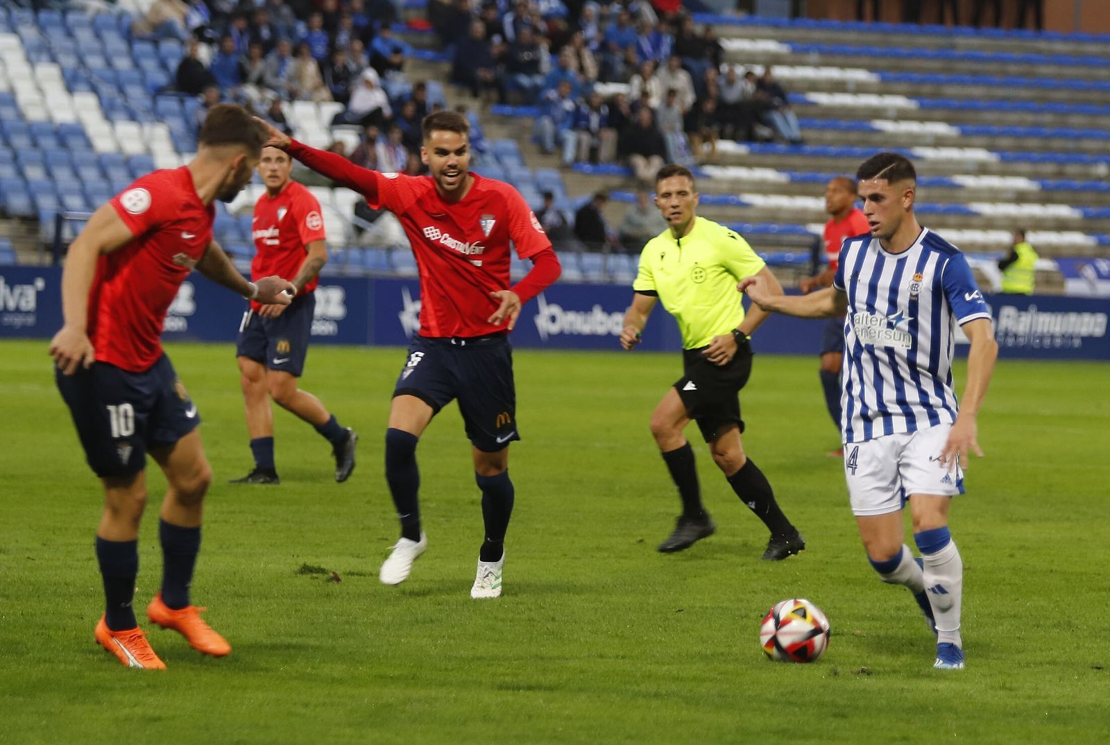 David del Pozo conduce el balón durante el partido con el San Fernando.