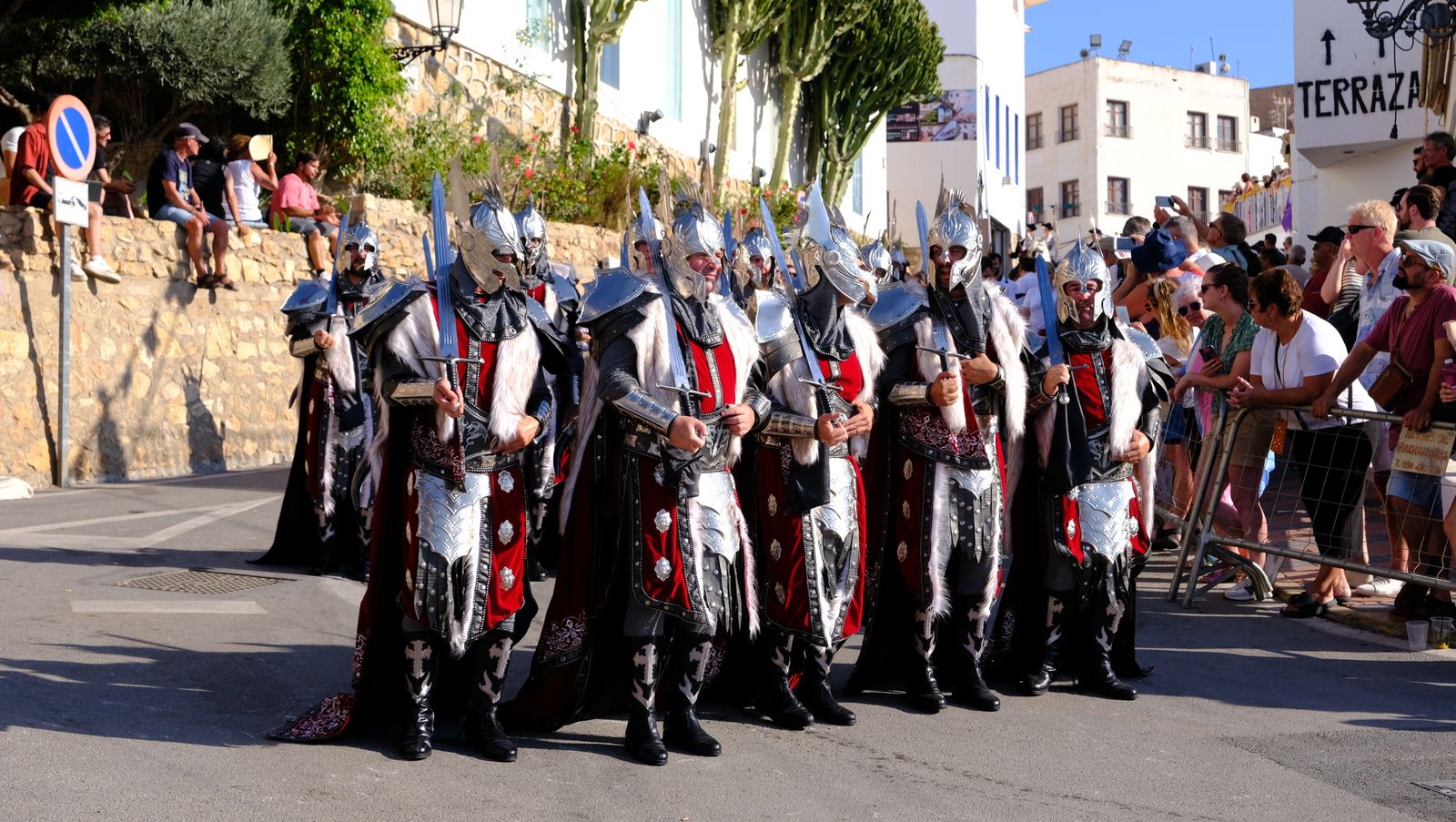 El espectacular desfile de Moros y Cristianos de Mojácar, en imágenes