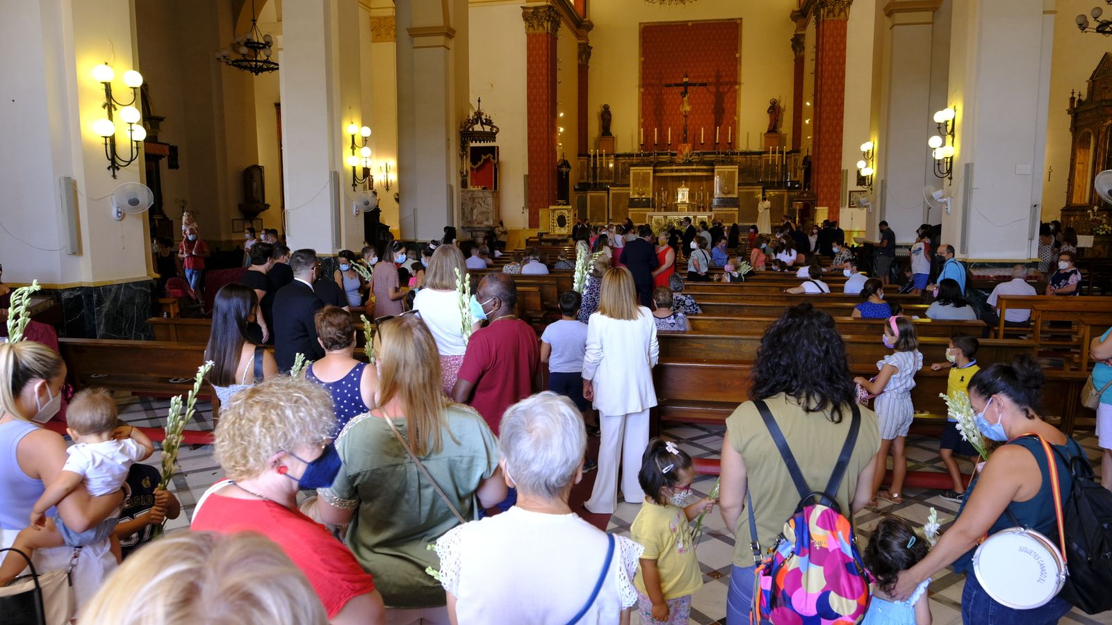 Ofrenda Floral de nardos al Cristo de la Luz.