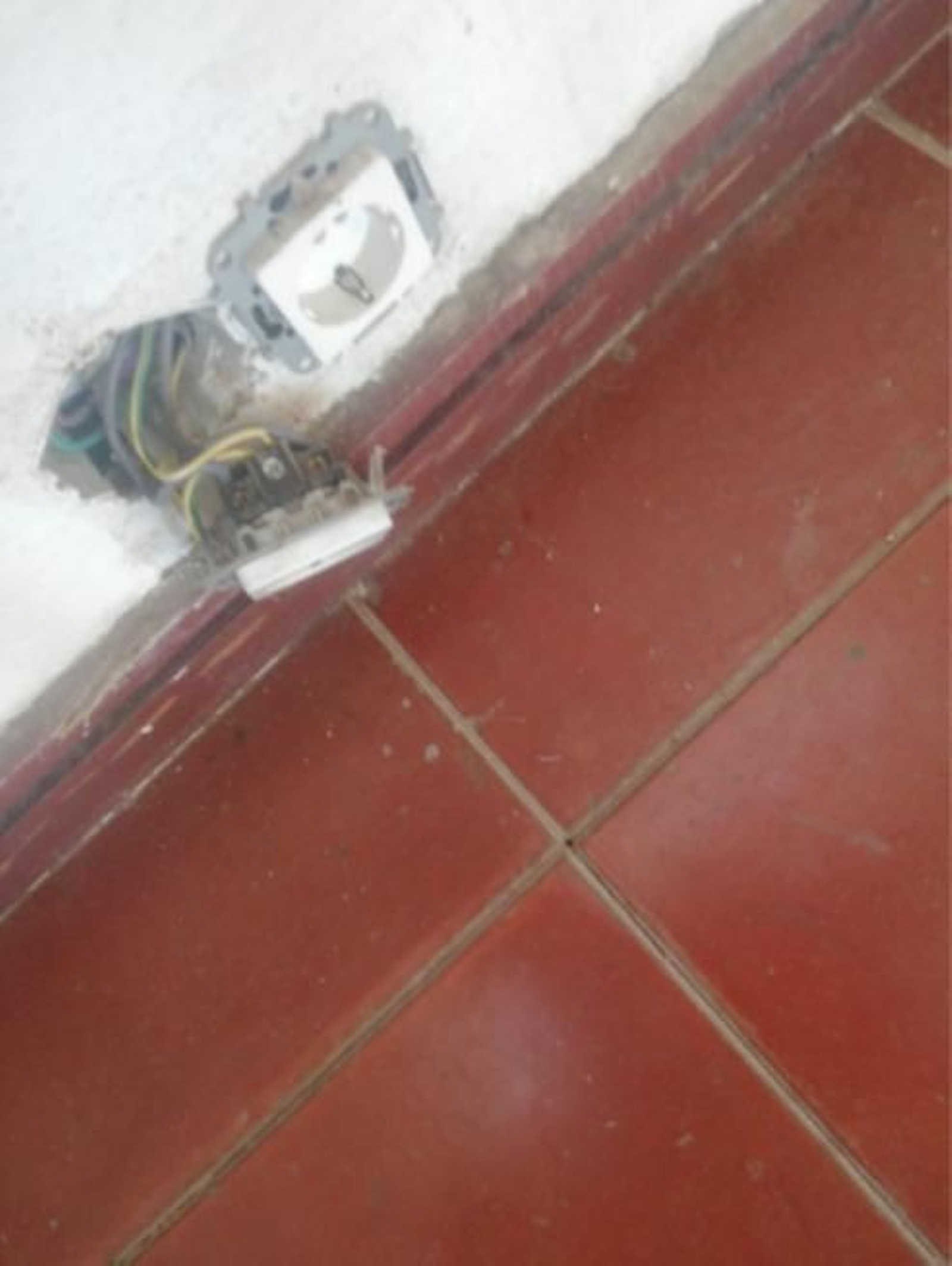 Enchufes desprendidos de la pared y con el cableado al aire
