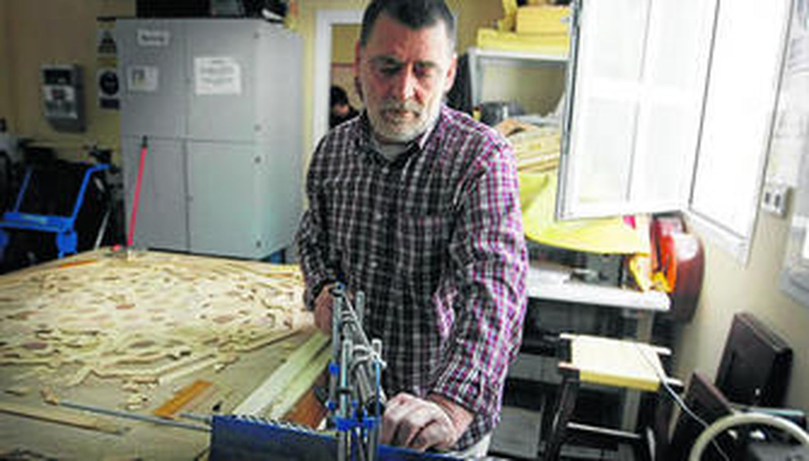 Miguel, usuario de Afemen, trabajando el pasado jueves en un torno del taller de carpintería y ebanistería de la sede central de Afemen.