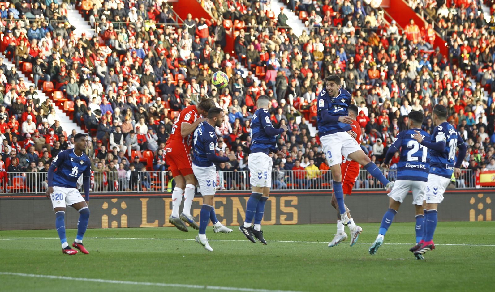 Babic disputa un  balón aéreo con Víctor Ruiz