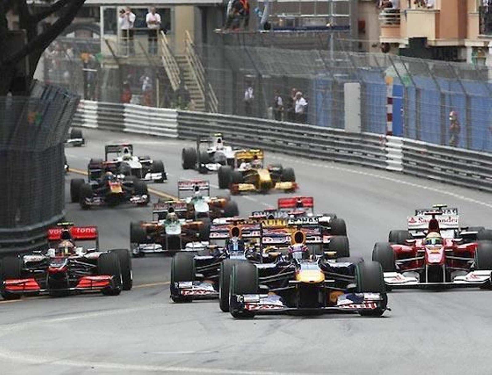 Primeros compases del Gran Premio de Mónaco, con Mark Webber (Red Bull) al frente.

Foto: EFE