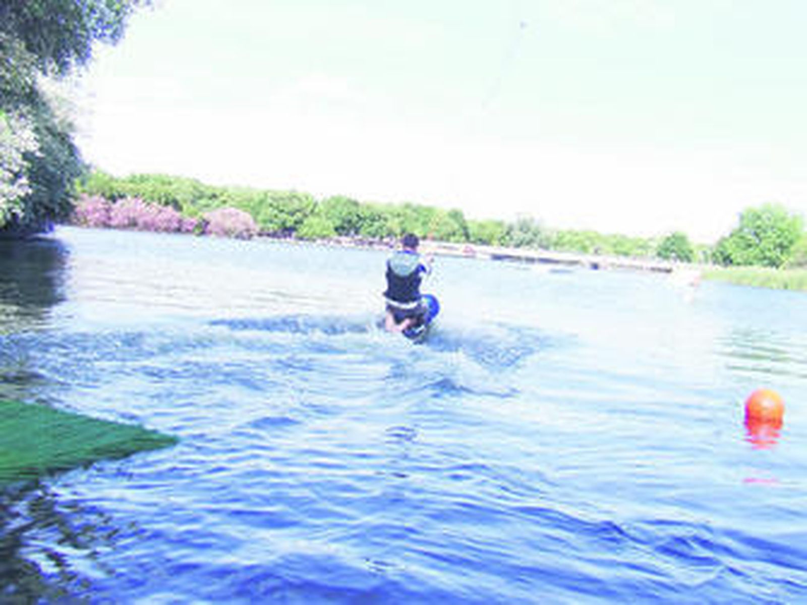 Un aficionado practica 'cable-ski' en el Parque del Alamillo.