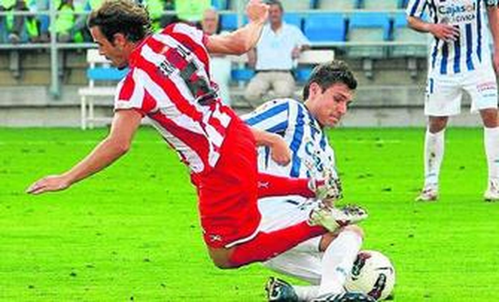 Álex Quillo le roba la pelota a Bernardello, de la UD Almería.