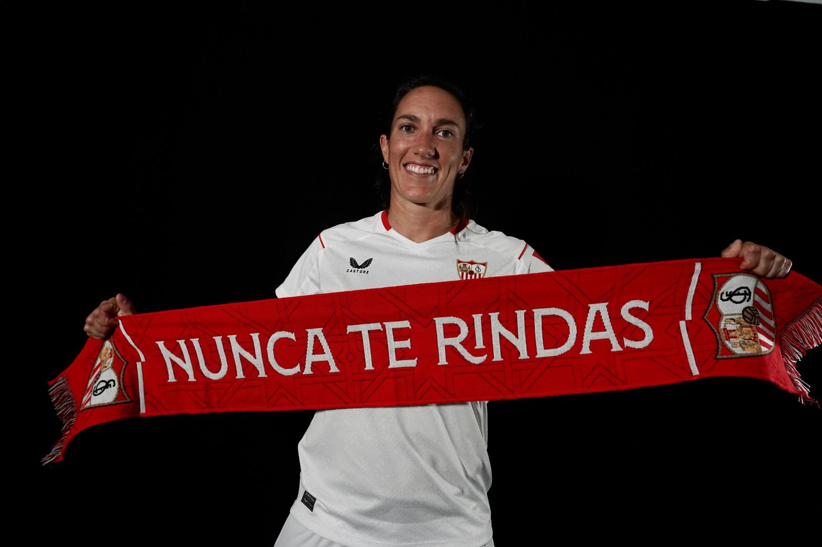 Meseguer posa con una bufanda del Sevilla.