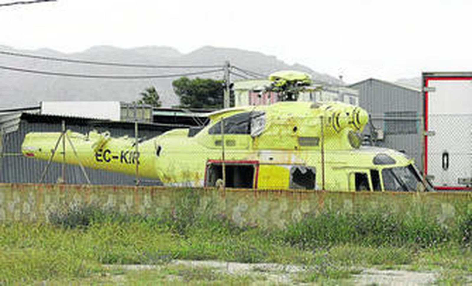 El helicóptero está depositado en un desguace de Níjar, al aire libre, y se puede ver perfectamente desde la autovía.
