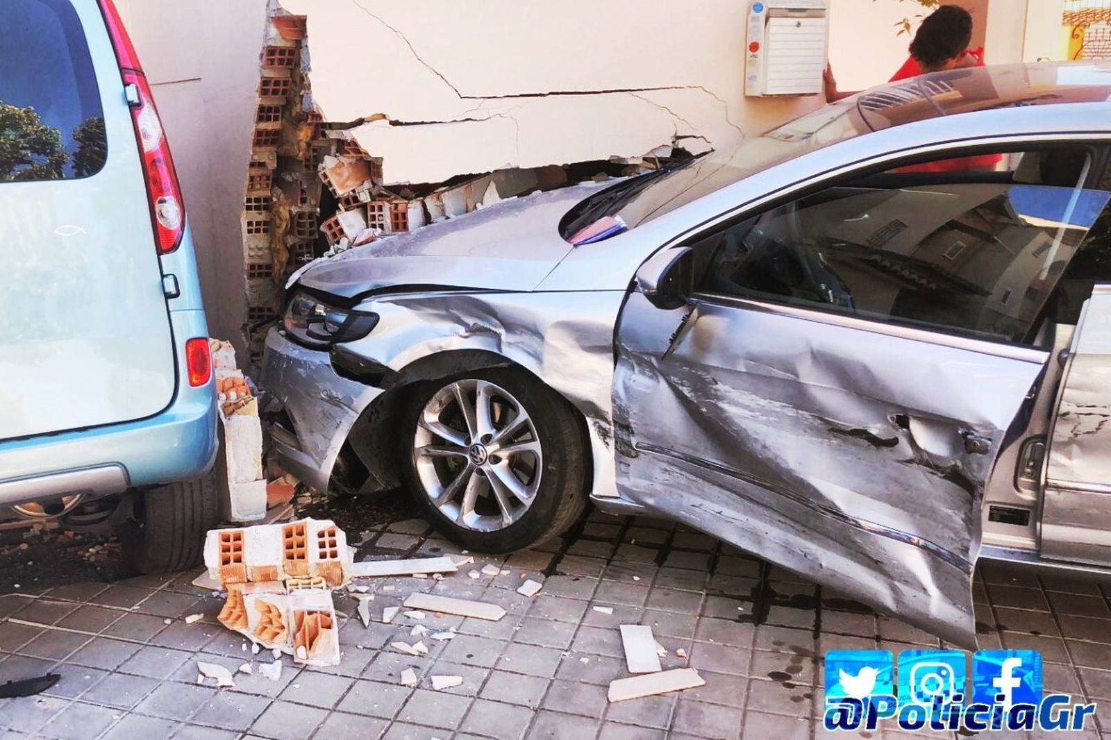 El vehículo, tras haber impactado en la fachada de una vivienda.