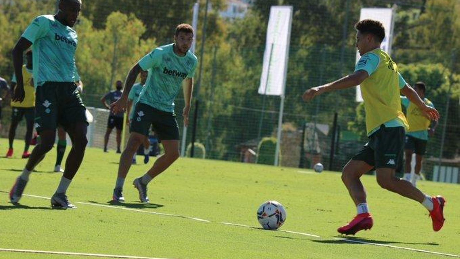 Álex Moreno junto a Emerson y Ruibal en un ejercicio.