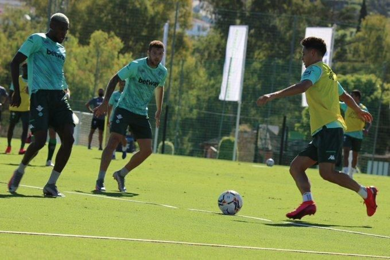 Aitor Ruibal, entre Emerson y Álex Moreno.