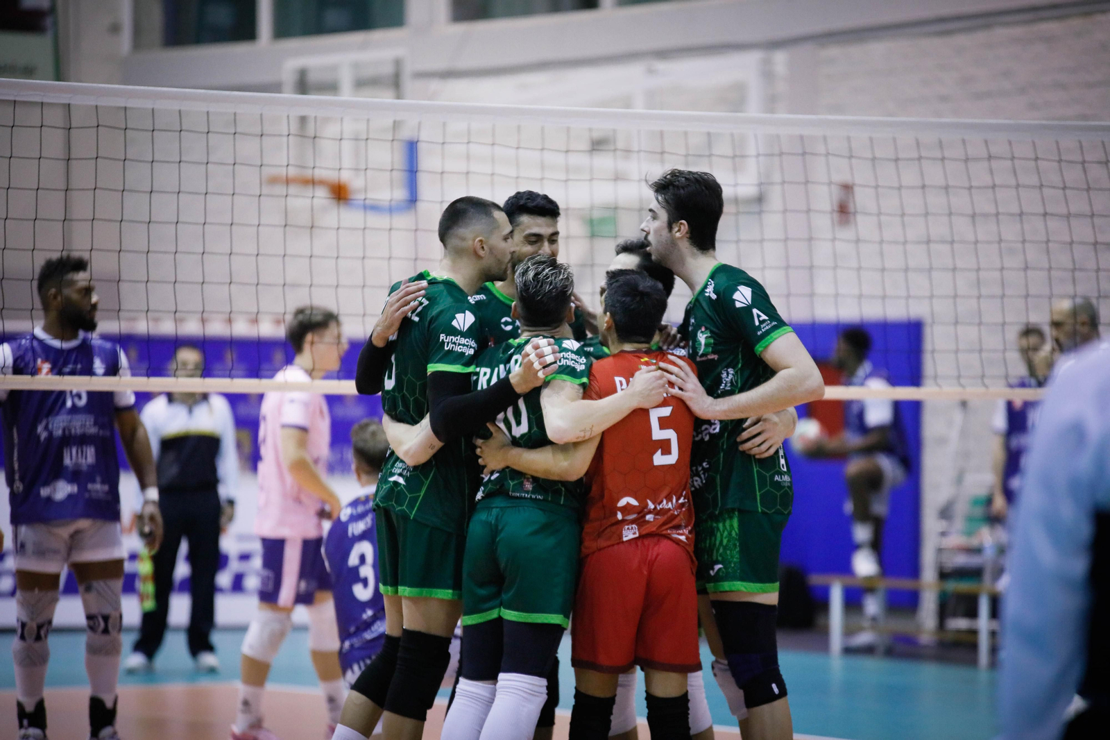 Los ahorradores celebran un punto en su encuentro frente al conjunto valenciano.