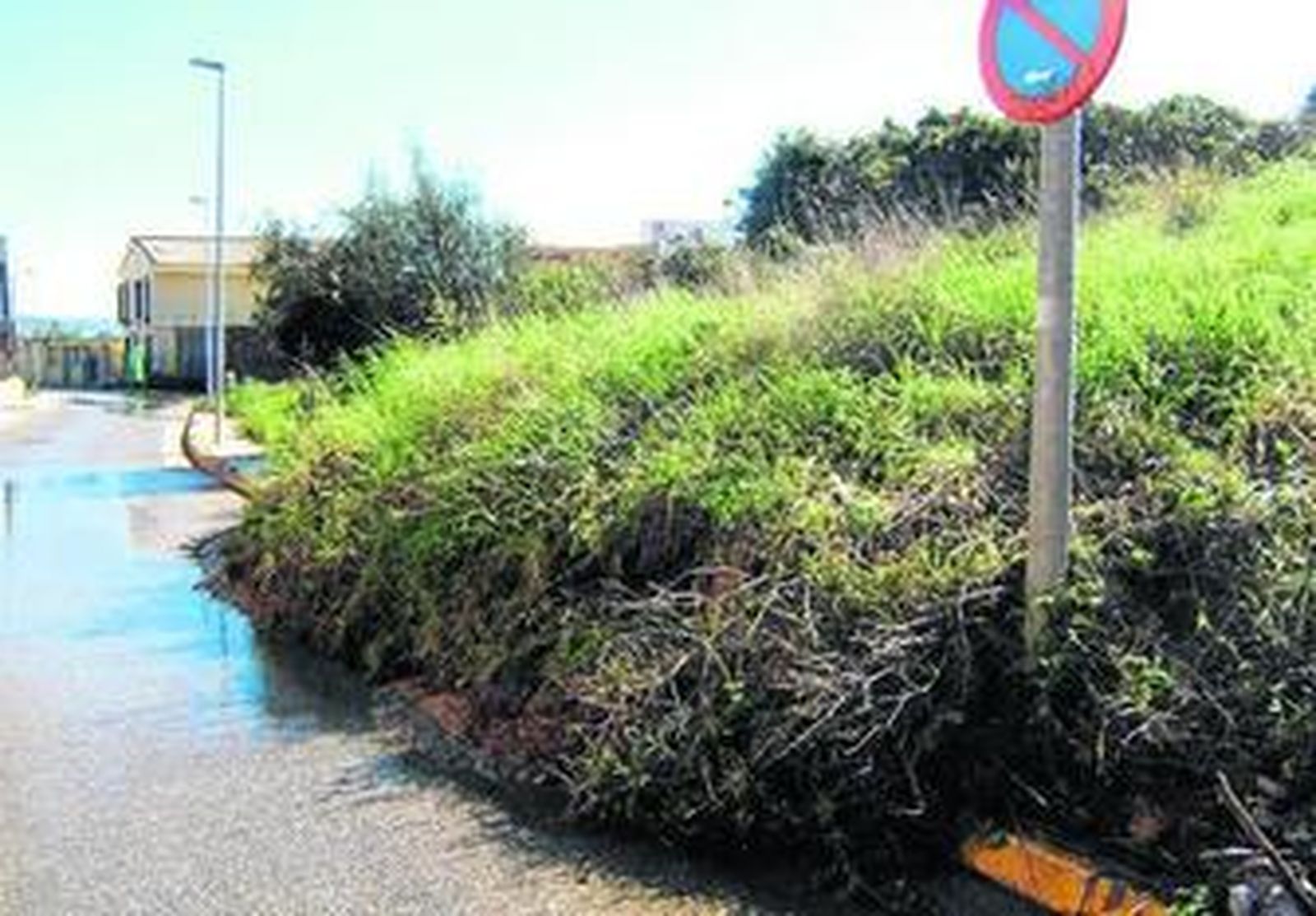 Imagen de la calle Adalides tomada por la tierra tras el temporal.
