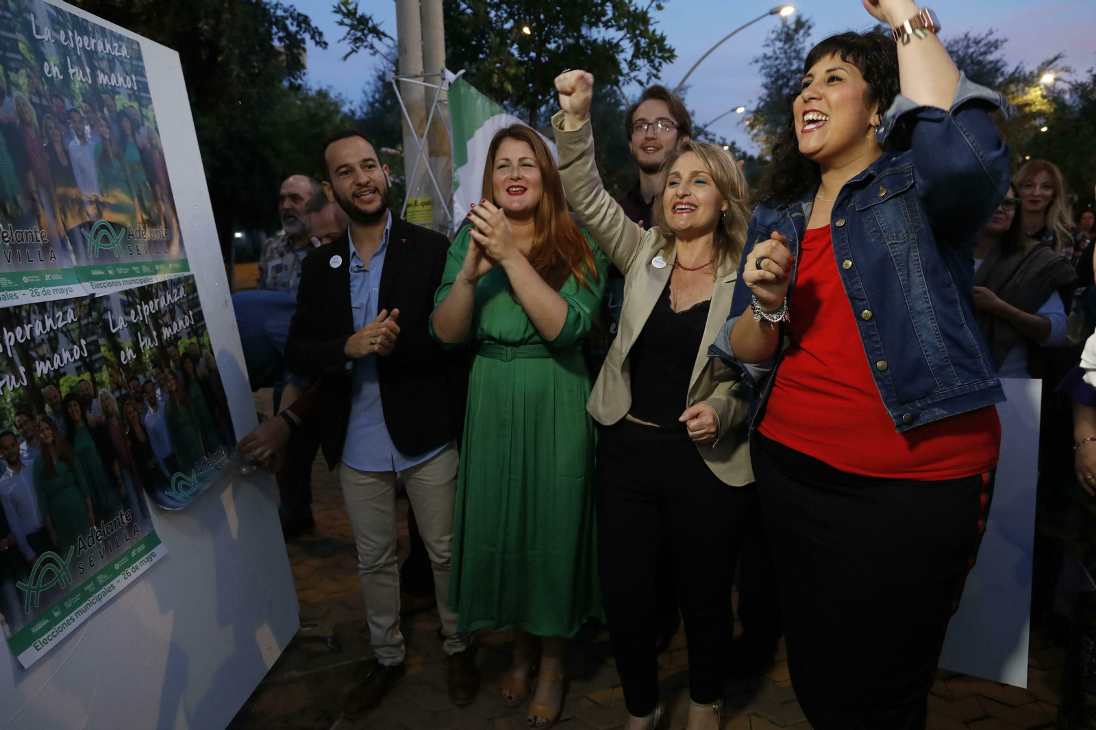 Los candidatos de Adelante Sevilla, en su pegada simbólica de carteles.