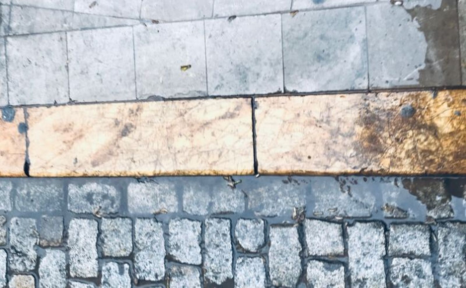 Los tres materiales empleados en el suelo de las calles Santa María la Blanca y San José