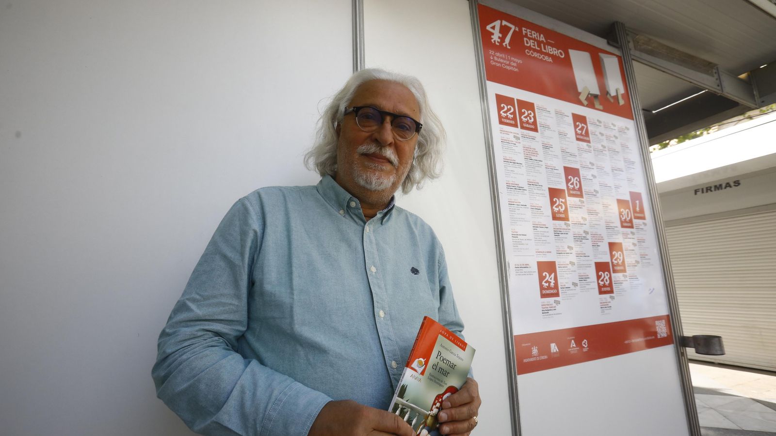 García Teijeiro posa con su libro 'Poemar el mar'.