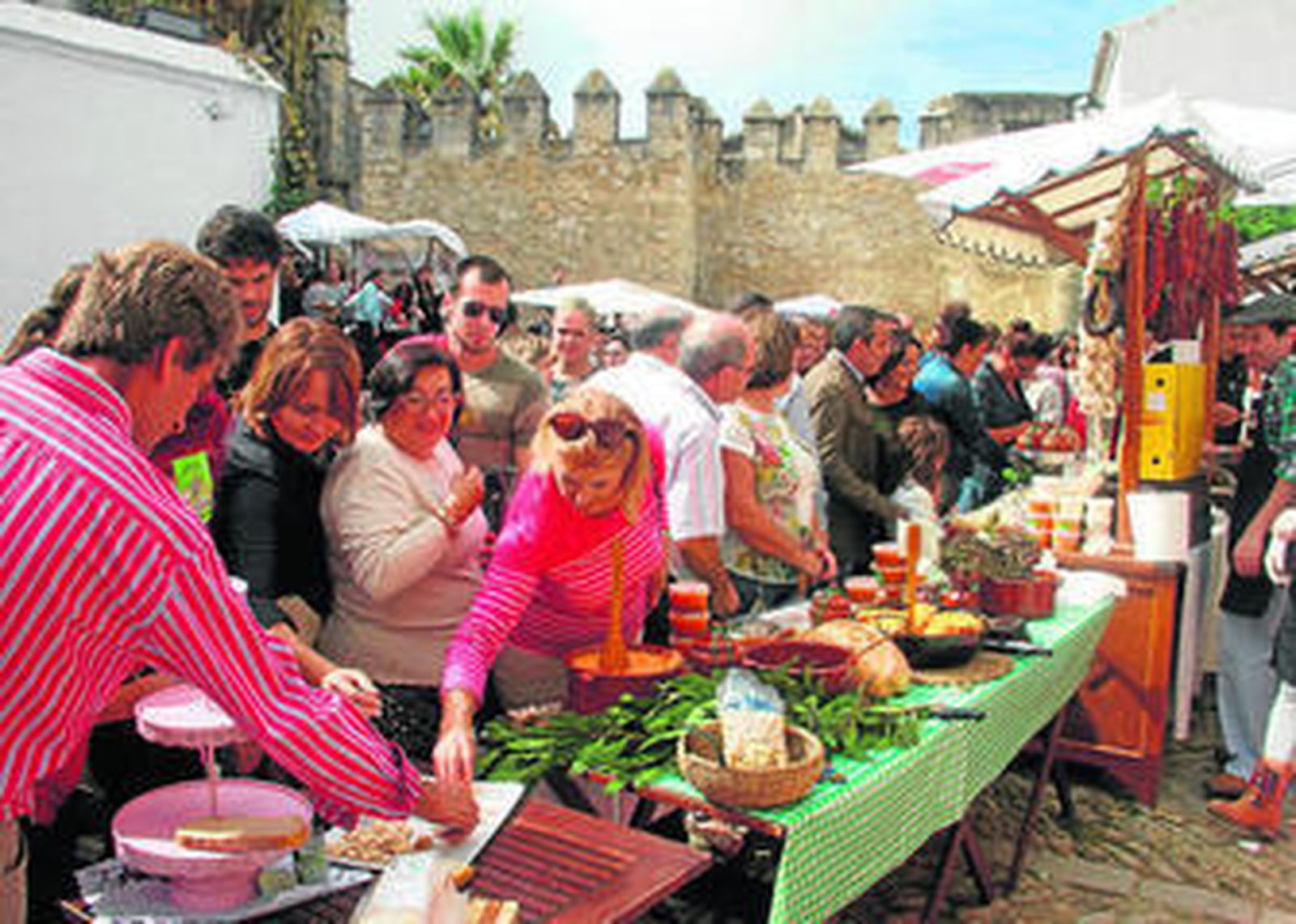 Las distintas carnicerías de la localidad montaron sus stand con productos recién elaborados.