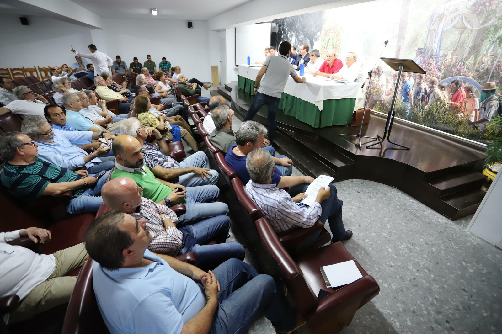 Un momento de la asamblea de hermanos celebrada en la casa de hermandad.