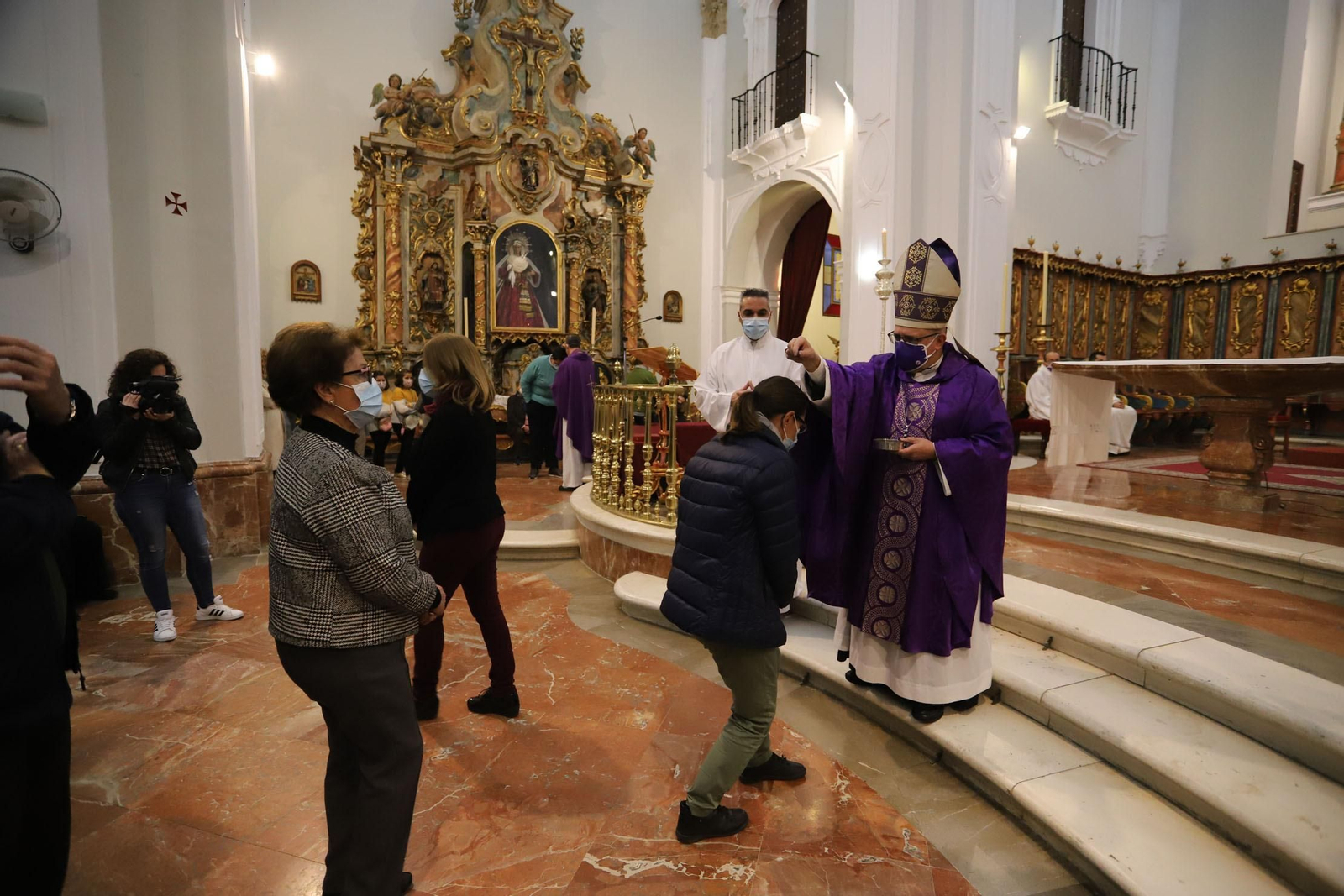 Imágenes de la imposición de cenizas en el inicio de la Cuaresma en la Catedral de Huelva
