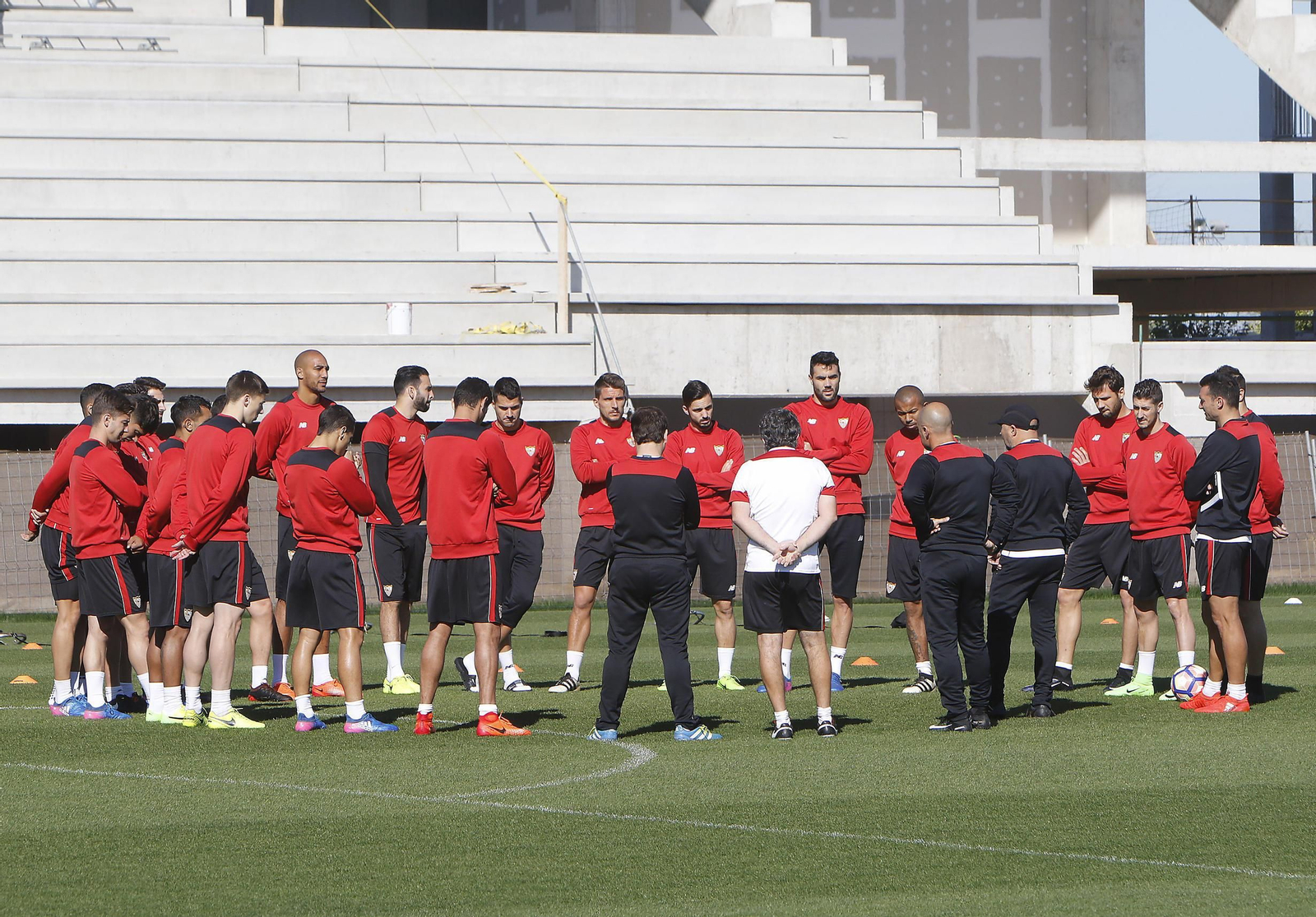 Sampaoli se dirige a sus jugadores en la vuelta a los entrenamientos.