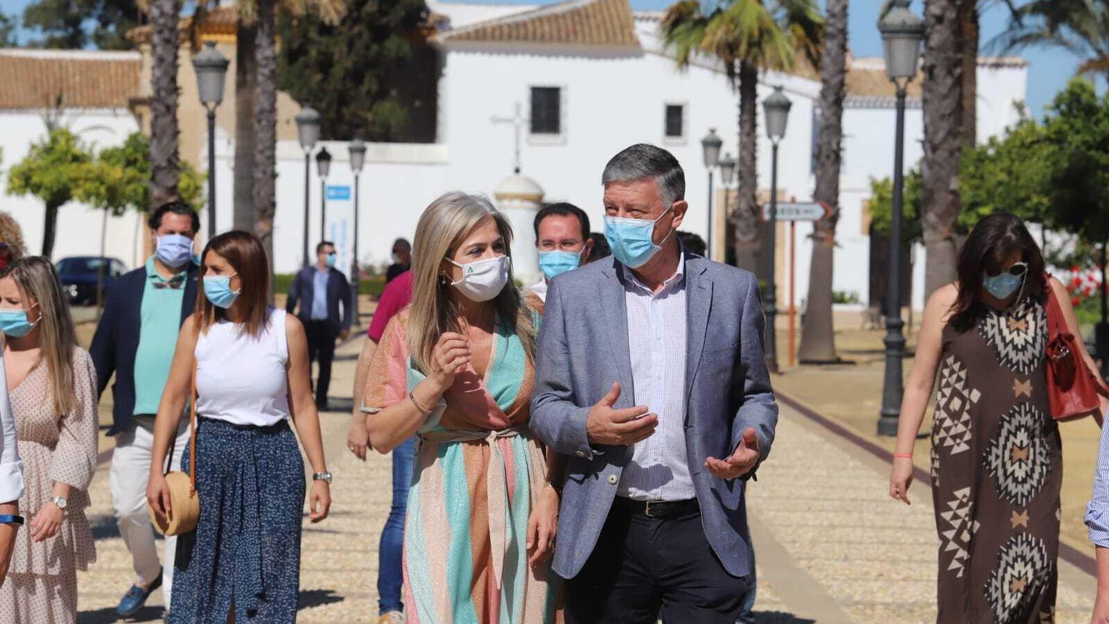 Del Pozo charla con Carmelo Romero tras la visita al Monasterio de La Rábida.