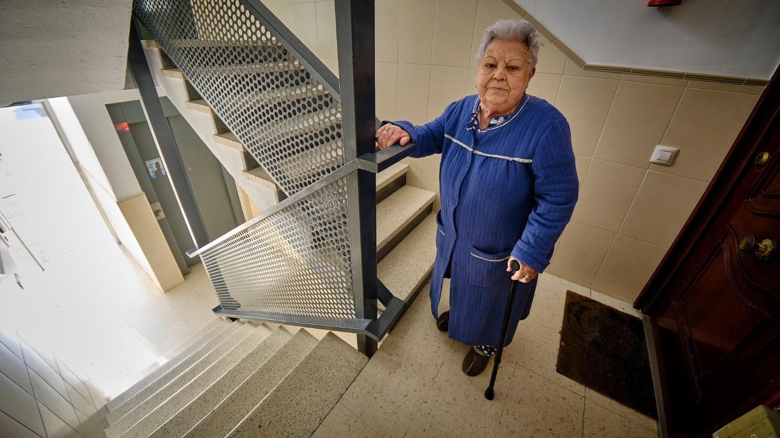 Loli Murillo, en la escalera que la separa del ascensor de su vivienda en la plaza Ubrique.